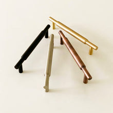 Carregar imagem no visualizador da galeria, Charlotte Solid Brass Drawer Pull - 6 Inch Centers
