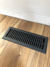 Carregar imagem no visualizador da galeria, Cast Aluminum Contemporary Vent Covers - Black
