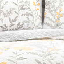 Carregar imagem no visualizador da galeria, Aprile 3 Piece Quilt Set
