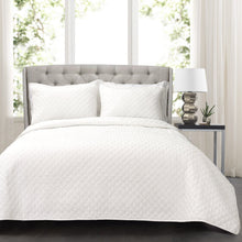 Carregar imagem no visualizador da galeria, Ava Diamond Oversized Cotton Quilt Set
