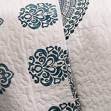 Carregar imagem no visualizador da galeria, Shaila Medallion Quilt 3 Piece Set
