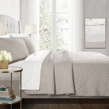 Carregar imagem no visualizador da galeria, Ava Diamond Oversized Cotton Quilt Set
