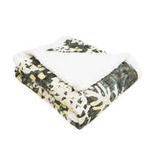 Carregar imagem no visualizador da galeria, Camouflage Leaves Sherpa Throw
