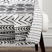 Cargar imagen en el visor de la galería, Hygge Geo Throw
