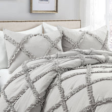 Cargar imagen en el visor de la galería, Ruffle Diamond 3 Piece Comforter Set
