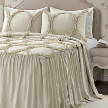 Carregar imagem no visualizador da galeria, Riviera 3 Piece Bedspread Set
