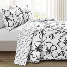 Cargar imagen en el visor de la galería, Scandinavian Floral Quilt 3 Piece Set
