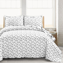 Load image into Gallery viewer, Scandinavian Floral Quilt 3 Piece Set
