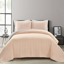 Cargar imagen en el visor de la galería, Soft Stripe All Season Quilt/Coverlet Set
