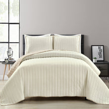 Carregar imagem no visualizador da galeria, Soft Stripe All Season Quilt/Coverlet Set
