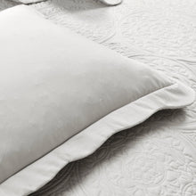 Cargar imagen en el visor de la galería, Medallion Scalloped Edge Oversized Bedspread Set
