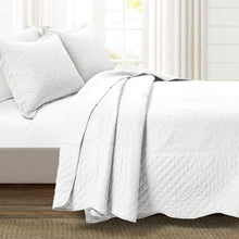 Cargar imagen en el visor de la galería, Medallion Scalloped Edge Oversized Bedspread Set
