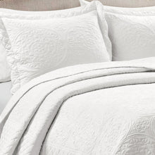 Cargar imagen en el visor de la galería, Medallion Scalloped Edge Oversized Bedspread Set
