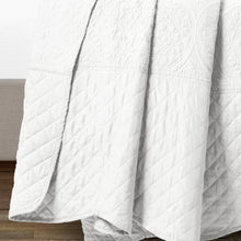 Carregar imagem no visualizador da galeria, Medallion Scalloped Edge Oversized Bedspread Set
