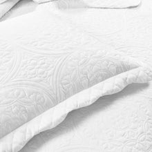 Cargar imagen en el visor de la galería, Medallion Scalloped Edge Oversized Bedspread Set
