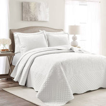 Carregar imagem no visualizador da galeria, Medallion Scalloped Edge Oversized Bedspread Set
