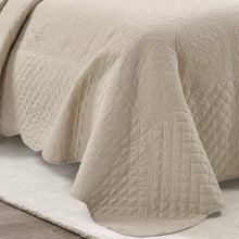 Cargar imagen en el visor de la galería, Medallion Scalloped Edge Oversized Bedspread Set
