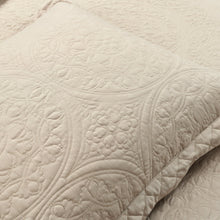 Cargar imagen en el visor de la galería, Medallion Scalloped Edge Oversized Bedspread Set
