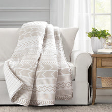 Carregar imagem no visualizador da galeria, Hygge Geo Throw
