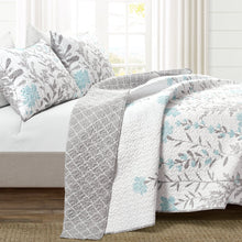 Carregar imagem no visualizador da galeria, Aprile 3 Piece Quilt Set
