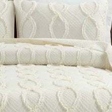 Carregar imagem no visualizador da galeria, Avon Textured Ruffle Quilt 3 Piece Set
