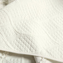 Carregar imagem no visualizador da galeria, Avon Textured Ruffle Quilt 3 Piece Set
