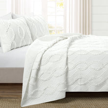 Carregar imagem no visualizador da galeria, Avon Textured Ruffle Quilt 3 Piece Set
