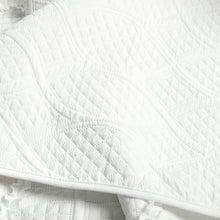 Carregar imagem no visualizador da galeria, Avon Textured Ruffle Quilt 3 Piece Set
