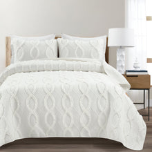 Carregar imagem no visualizador da galeria, Avon Textured Ruffle Quilt 3 Piece Set
