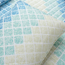 Cargar imagen en el visor de la galería, Medallion Ombre Reversible Quilt 3 Piece Set
