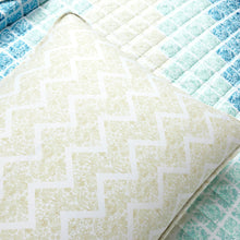 Load image into Gallery viewer, Medallion Ombre Reversible Quilt 3 Piece Set
