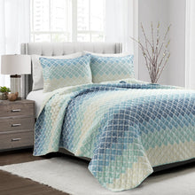 Carregar imagem no visualizador da galeria, Medallion Ombre Reversible Quilt 3 Piece Set
