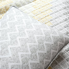 Load image into Gallery viewer, Medallion Ombre Reversible Quilt 3 Piece Set
