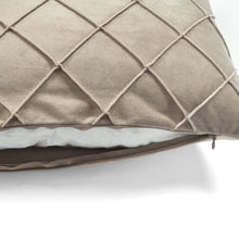 Cargar imagen en el visor de la galería, Velvet Diamond Pintuck Decorative Pillow Cover
