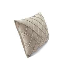 Carregar imagem no visualizador da galeria, Velvet Diamond Pintuck Decorative Pillow Cover
