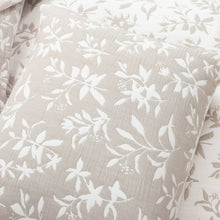 Cargar imagen en el visor de la galería, Floral Jacquard Reversible Soft Matelassé 3 Piece Quilt Set
