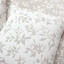 Cargar imagen en el visor de la galería, Floral Jacquard Reversible Soft Matelassé 3 Piece Quilt Set
