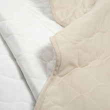 Carregar imagem no visualizador da galeria, Coastal Chic Scalloped Edge Reversible Quilt 3 Piece Set
