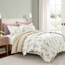 Load image into Gallery viewer, Watercolor Wildflower Scallop Edge Floral 3 Piece Quilt Set
