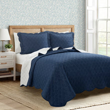 Cargar imagen en el visor de la galería, Coastal Chic Scalloped Edge Reversible Quilt 3 Piece Set
