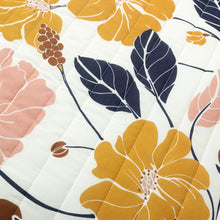 Carregar imagem no visualizador da galeria, Lucia Abstract Floral Cotton Quilt Set
