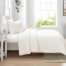 Cargar imagen en el visor de la galería, Oslo Soft Reversible Quilted Comforter Set
