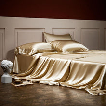 Carregar imagem no visualizador da galeria, Deluxe Silk Bedding Set
