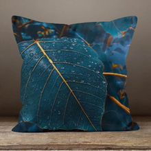 Cargar imagen en el visor de la galería, Emerald Leaf Cushion Cover
