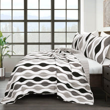 Carregar imagem no visualizador da galeria, Mid Century Geo Reversible Quilt 3 Piece Set
