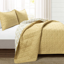 Carregar imagem no visualizador da galeria, Mid Century Modern Geo Reversible Quilt 3 Piece Set
