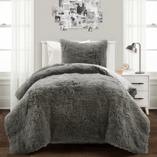 Carregar imagem no visualizador da galeria, Emma Faux Fur Comforter Set
