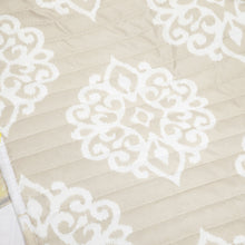 Carregar imagem no visualizador da galeria, Leah Reversible 8 Piece Quilt Set
