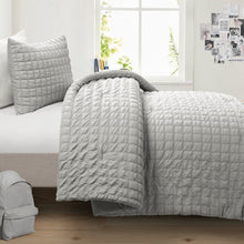 Cargar imagen en el visor de la galería, Crinkle Textured Dobby Comforter Set
