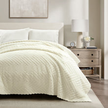 Carregar imagem no visualizador da galeria, Super Cozy Ultra Soft Sherpa Jacquard Geo Blanket/Bedspread
